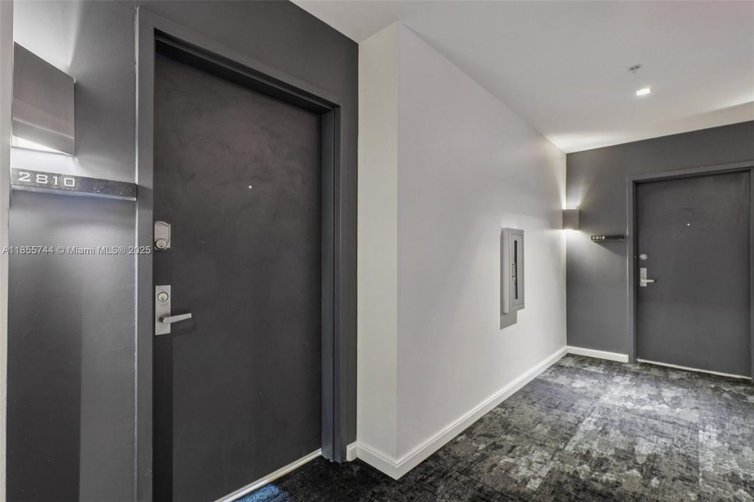 For Sale: $495,000 (1 beds, 1 baths, 846 Square Feet)