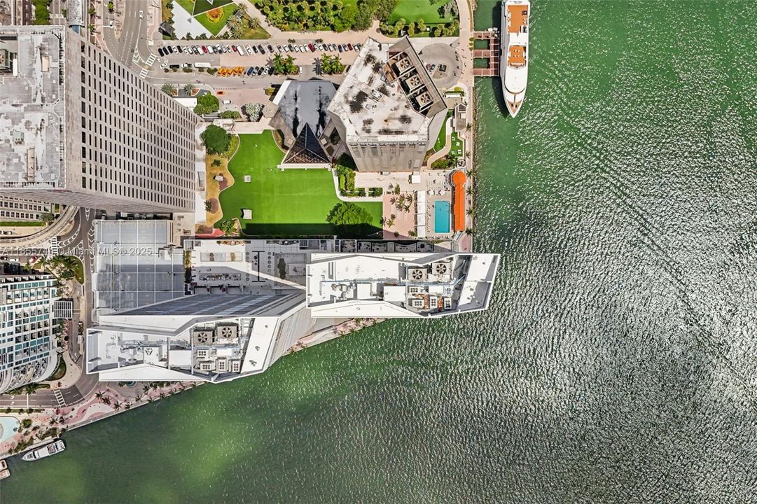 For Sale: $495,000 (1 beds, 1 baths, 846 Square Feet)