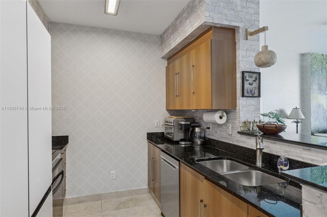 For Sale: $495,000 (1 beds, 1 baths, 846 Square Feet)