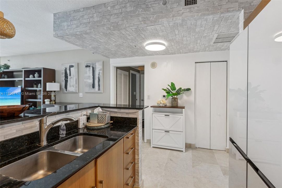 For Sale: $495,000 (1 beds, 1 baths, 846 Square Feet)