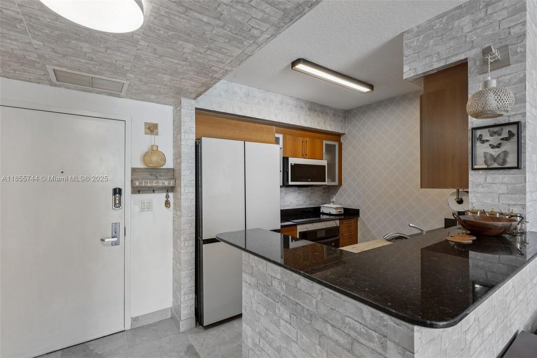 For Sale: $495,000 (1 beds, 1 baths, 846 Square Feet)
