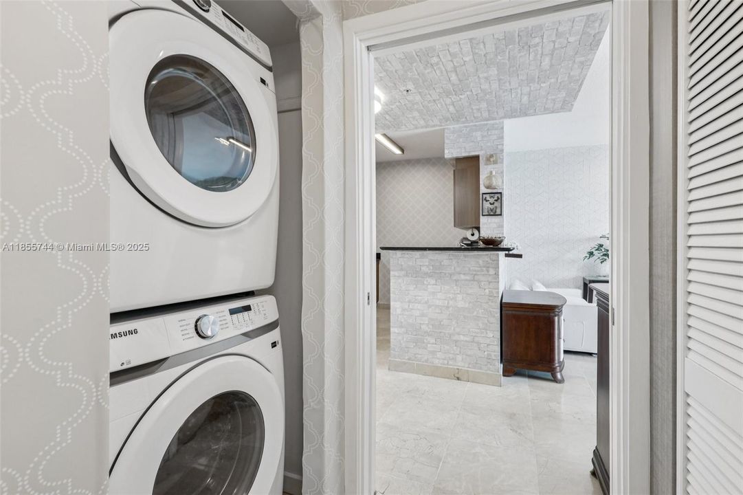 For Sale: $495,000 (1 beds, 1 baths, 846 Square Feet)