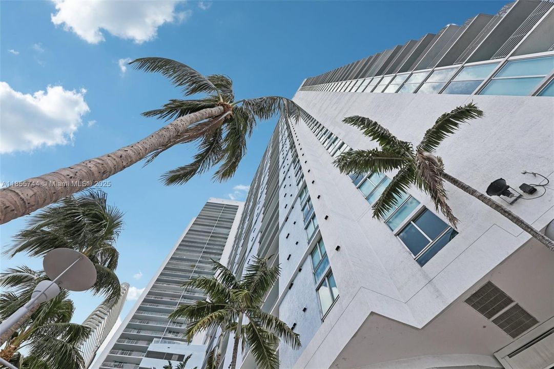 For Sale: $495,000 (1 beds, 1 baths, 846 Square Feet)