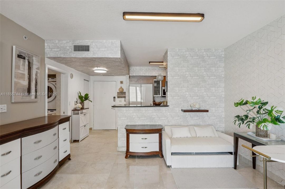 For Sale: $495,000 (1 beds, 1 baths, 846 Square Feet)