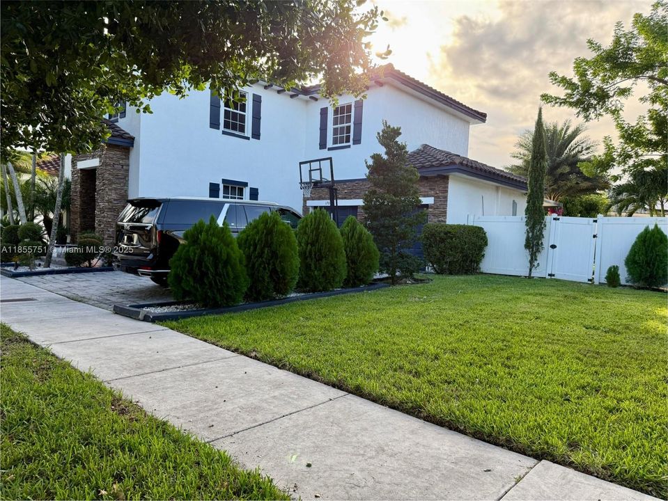 En Venta: $925,000 (4 camas, 3 baños, 2429 Pies cuadrados)