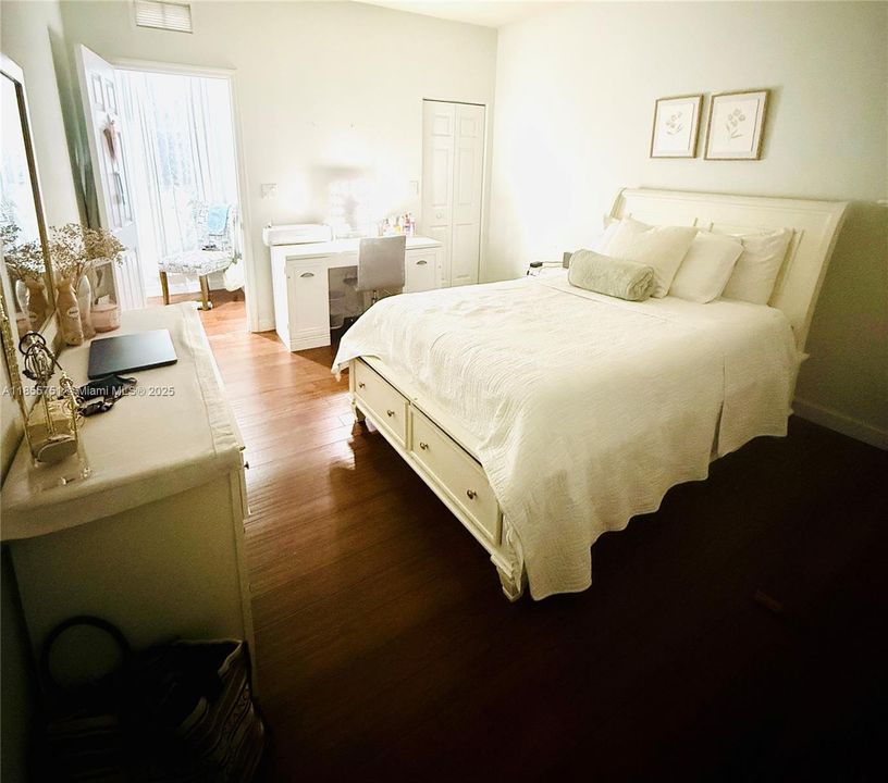 En Venta: $925,000 (4 camas, 3 baños, 2429 Pies cuadrados)