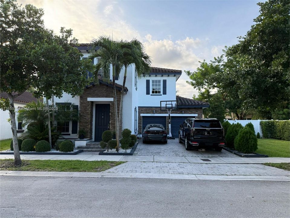 En Venta: $925,000 (4 camas, 3 baños, 2429 Pies cuadrados)