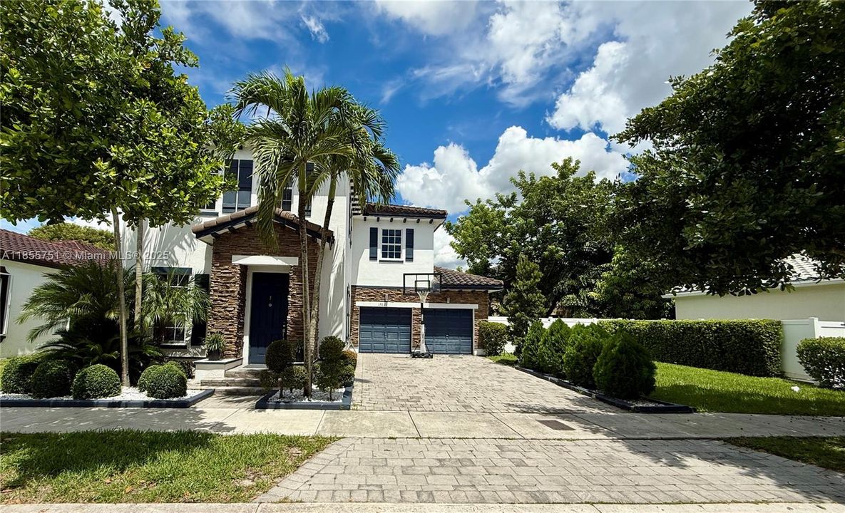 En Venta: $925,000 (4 camas, 3 baños, 2429 Pies cuadrados)