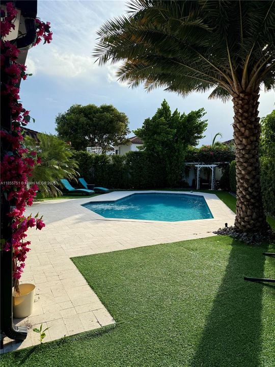 En Venta: $925,000 (4 camas, 3 baños, 2429 Pies cuadrados)