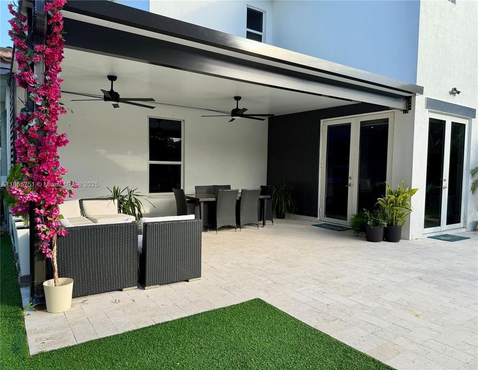 En Venta: $925,000 (4 camas, 3 baños, 2429 Pies cuadrados)