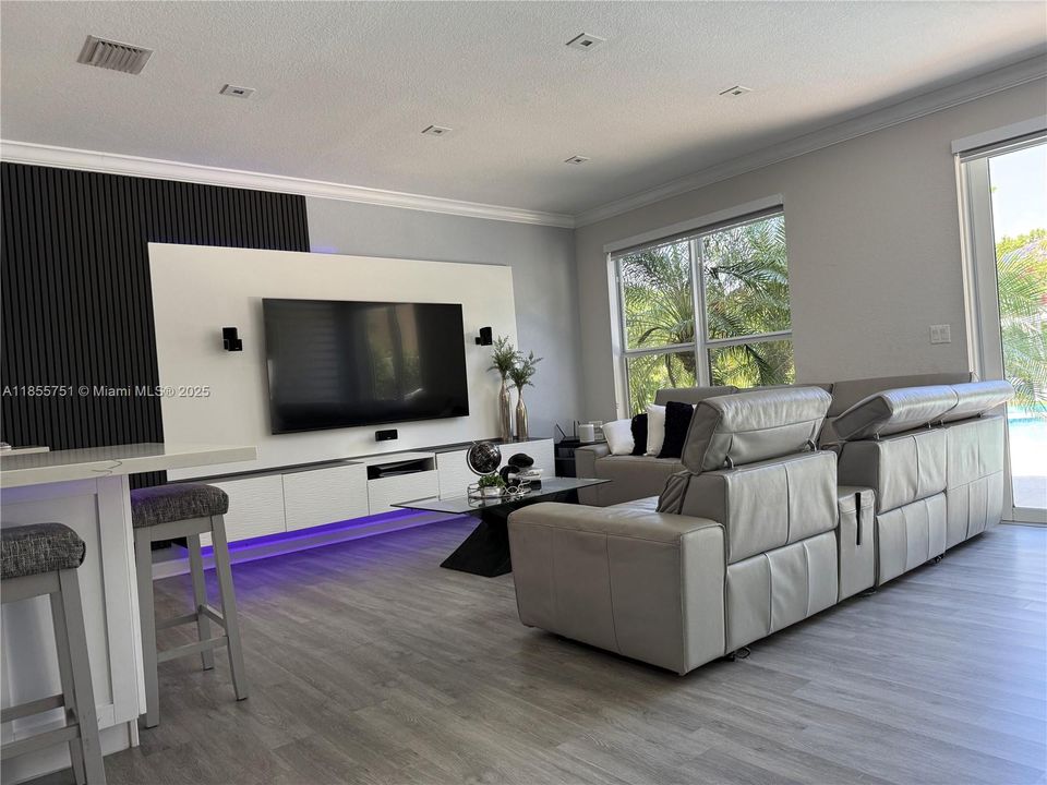 En Venta: $925,000 (4 camas, 3 baños, 2429 Pies cuadrados)