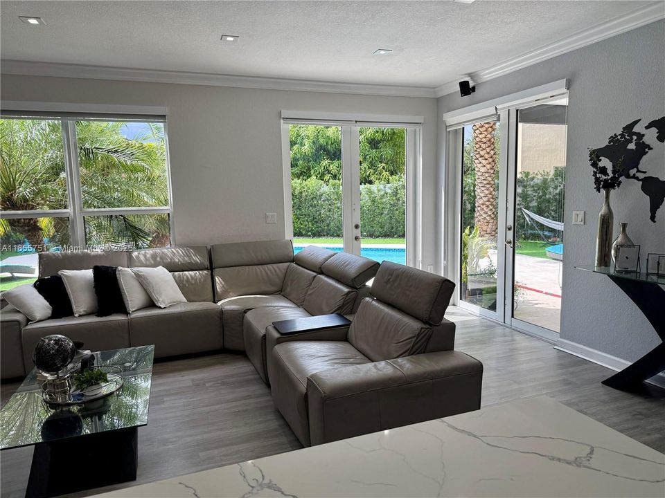 En Venta: $925,000 (4 camas, 3 baños, 2429 Pies cuadrados)