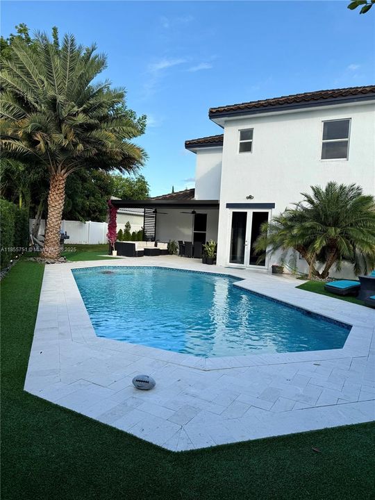 En Venta: $925,000 (4 camas, 3 baños, 2429 Pies cuadrados)