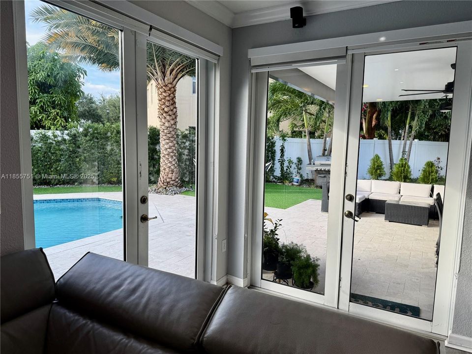 En Venta: $925,000 (4 camas, 3 baños, 2429 Pies cuadrados)