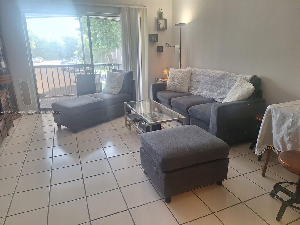 Active With Contract: $149,900 (1 beds, 1 baths, 760 Square Feet)