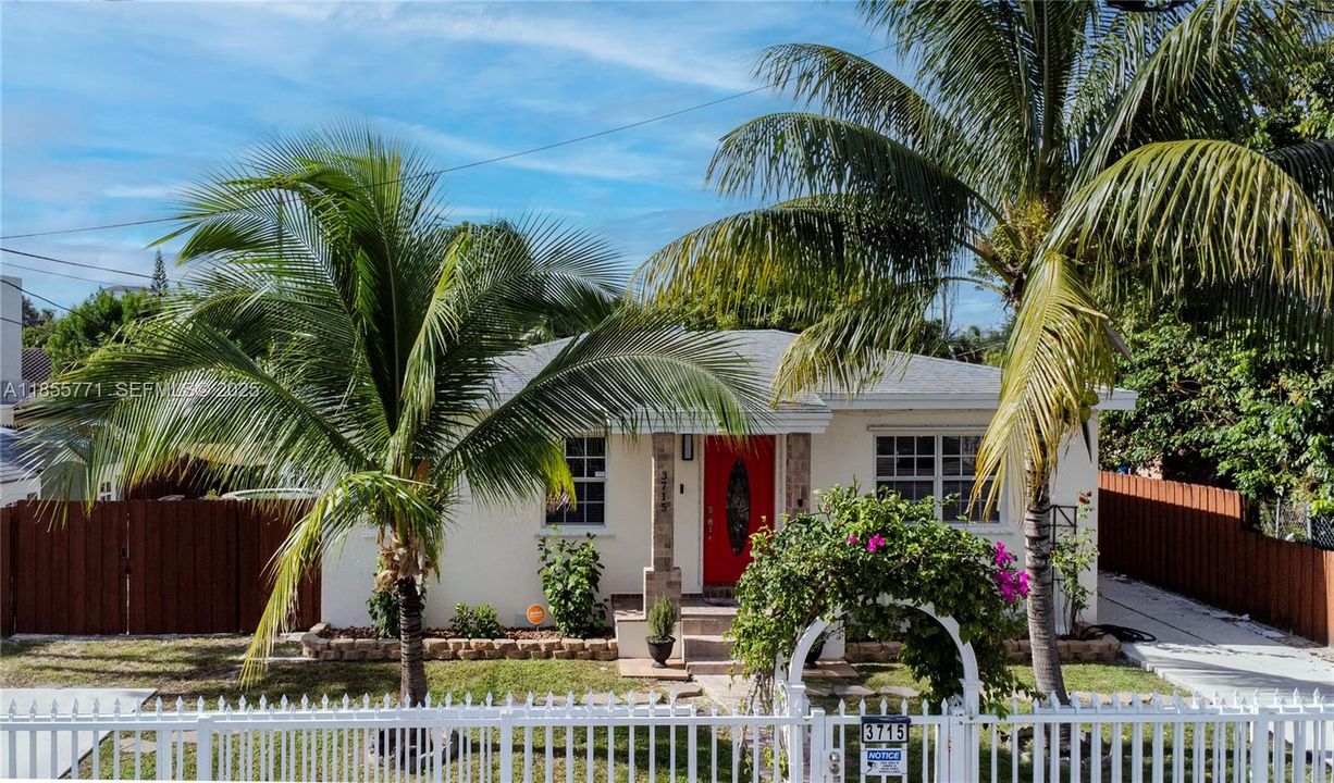 For Sale: $1,140,000 (3 beds, 3 baths, 1595 Square Feet)