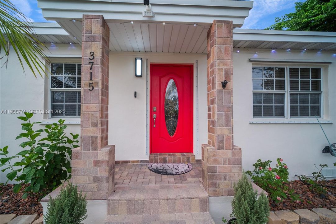 For Sale: $1,140,000 (3 beds, 3 baths, 1595 Square Feet)