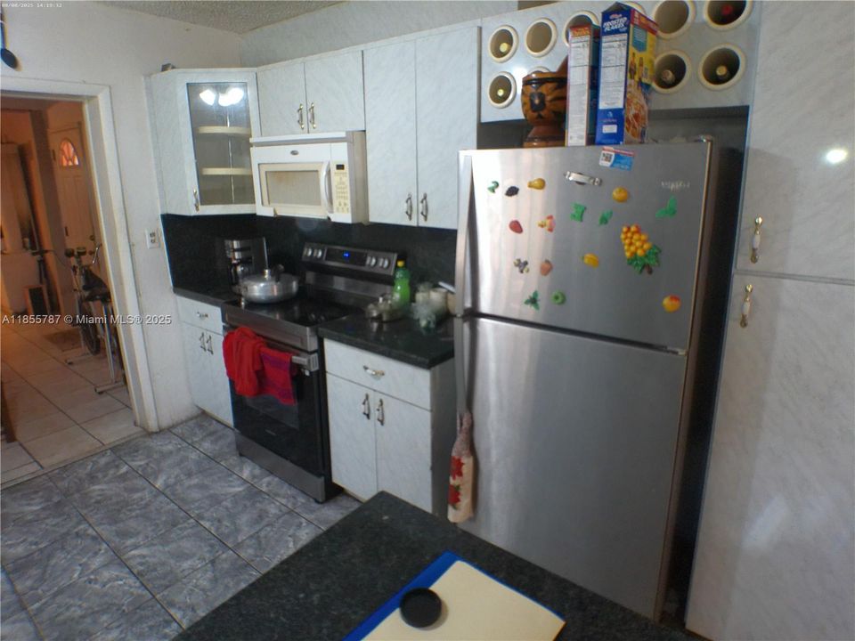 合同活跃: $440,000 (4 贝兹, 2 浴室, 1912 平方英尺)