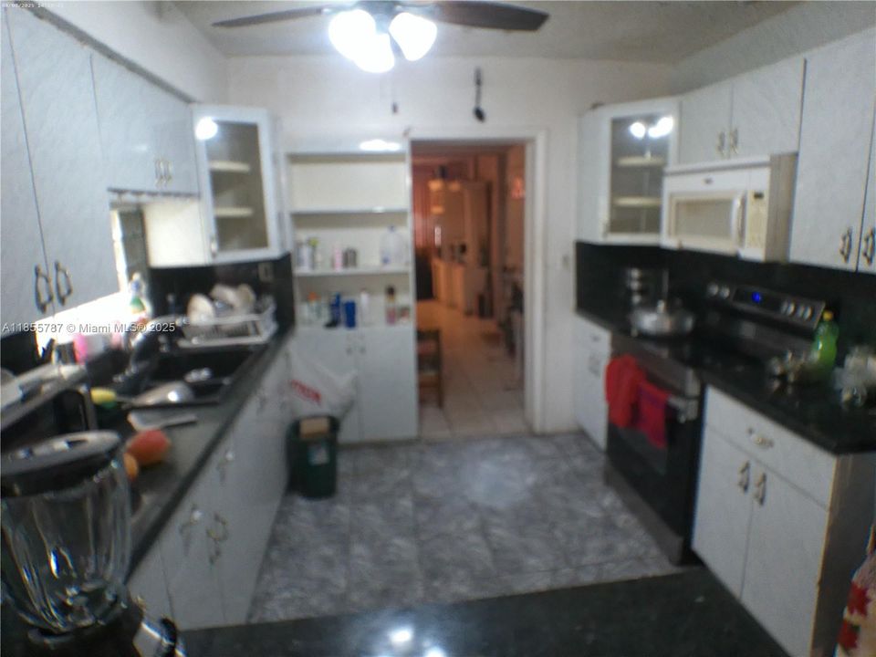 合同活跃: $440,000 (4 贝兹, 2 浴室, 1912 平方英尺)