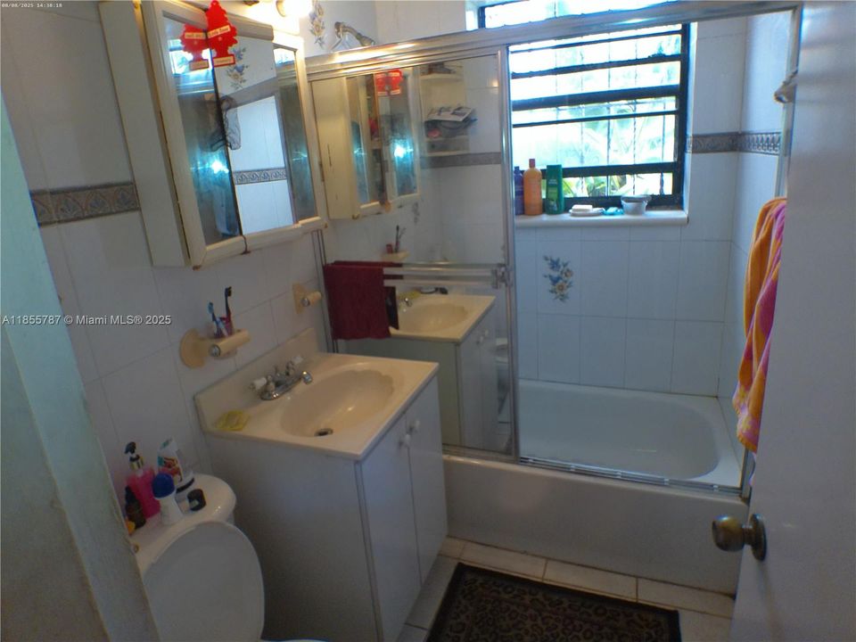 合同活跃: $440,000 (4 贝兹, 2 浴室, 1912 平方英尺)