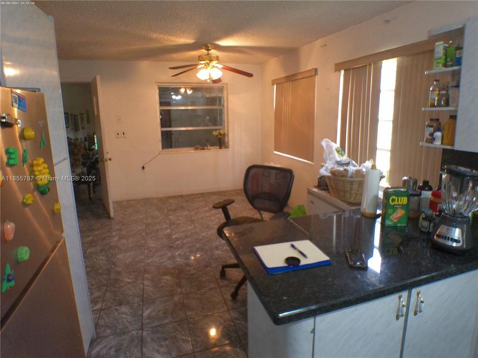 合同活跃: $440,000 (4 贝兹, 2 浴室, 1912 平方英尺)