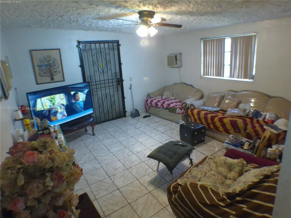 合同活跃: $440,000 (4 贝兹, 2 浴室, 1912 平方英尺)