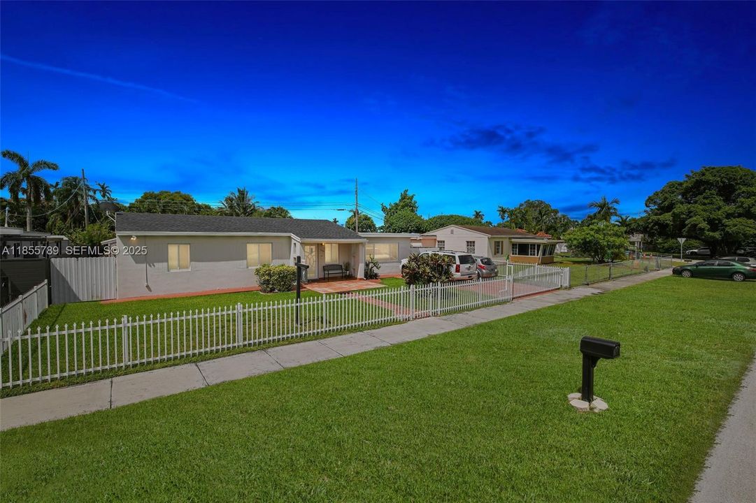 En Venta: $684,994 (4 camas, 2 baños, 1655 Pies cuadrados)