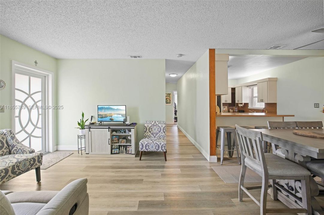 En Venta: $684,994 (4 camas, 2 baños, 1655 Pies cuadrados)