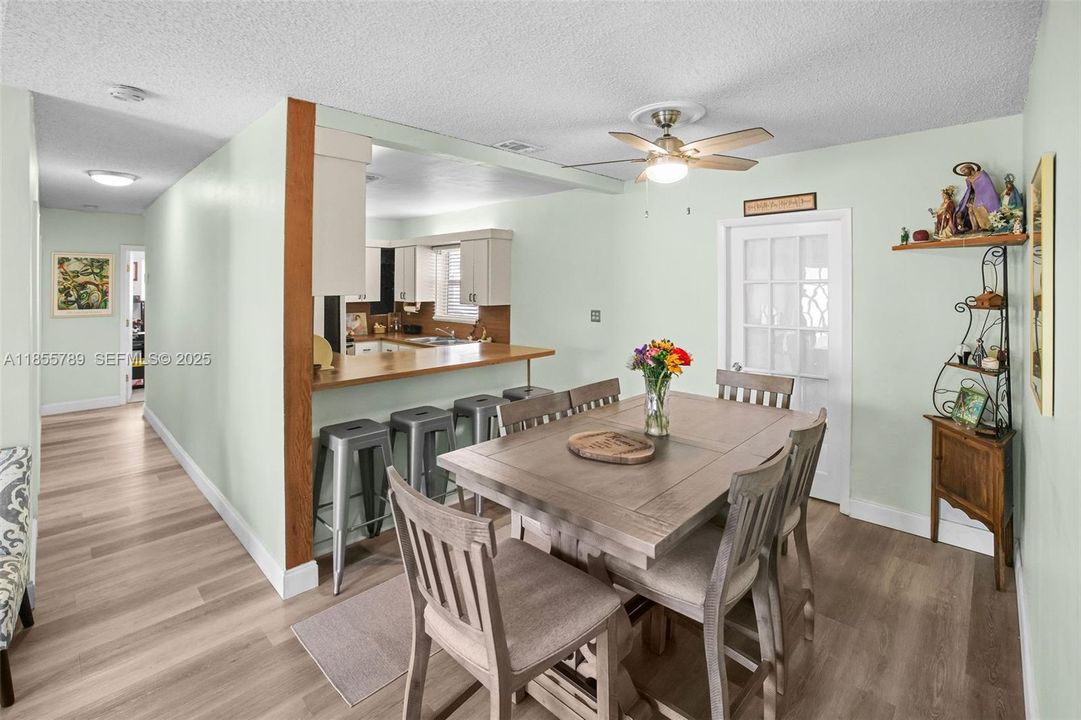 En Venta: $684,994 (4 camas, 2 baños, 1655 Pies cuadrados)