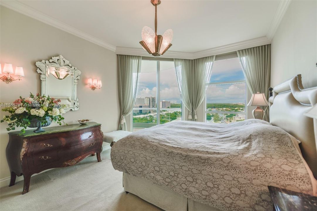 Activo con contrato: $22,800 (4 camas, 6 baños, 3735 Pies cuadrados)