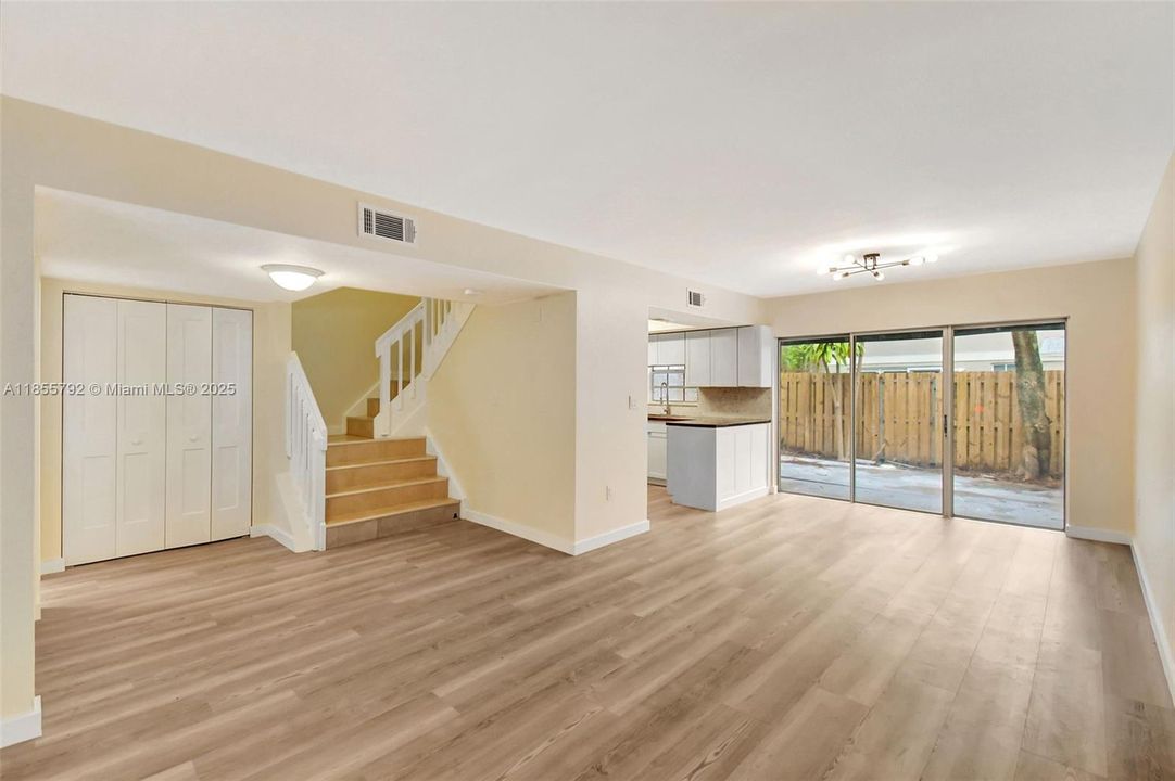 En Venta: $389,900 (2 camas, 2 baños, 1223 Pies cuadrados)