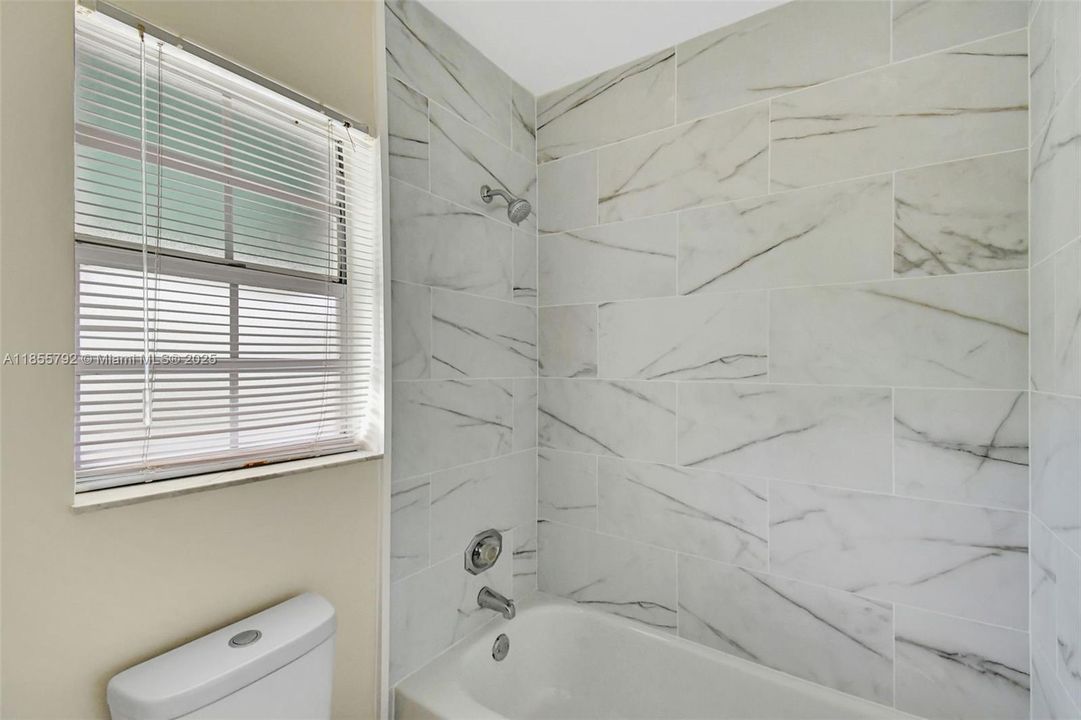 En Venta: $389,900 (2 camas, 2 baños, 1223 Pies cuadrados)