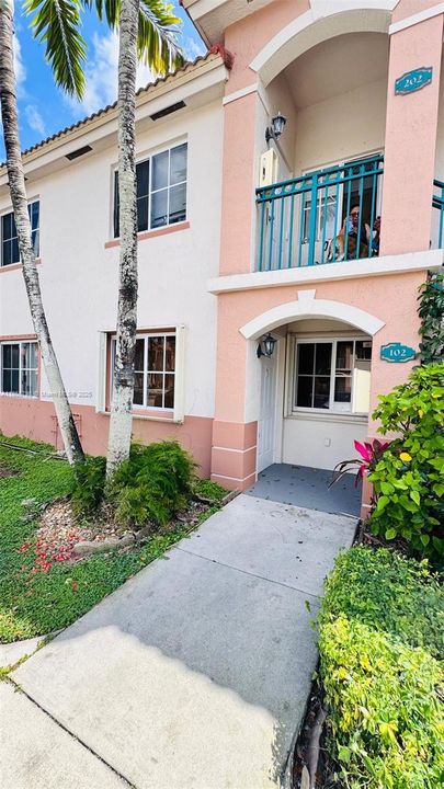 Под контрактом: $215,000 (2 спален, 2 ванн, 822 Квадратных фут)