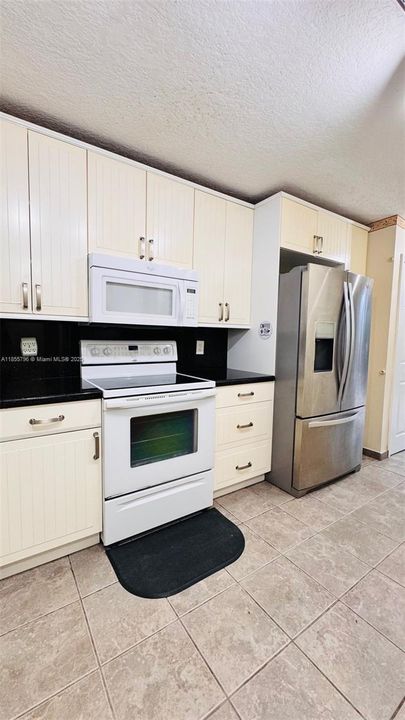 Под контрактом: $215,000 (2 спален, 2 ванн, 822 Квадратных фут)