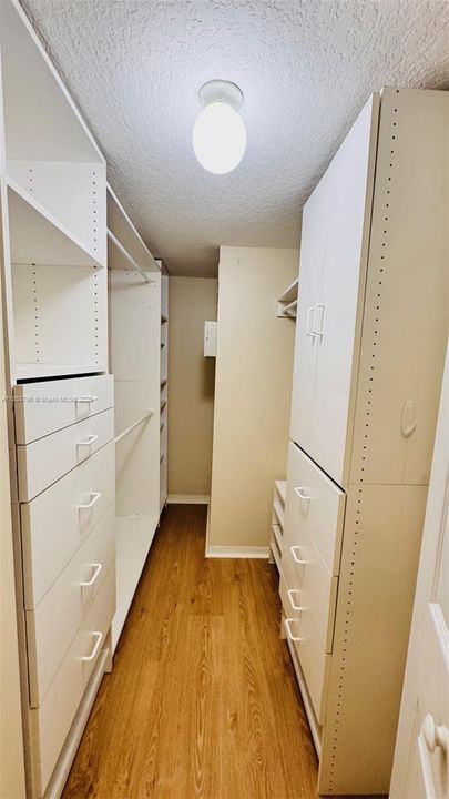 Под контрактом: $215,000 (2 спален, 2 ванн, 822 Квадратных фут)