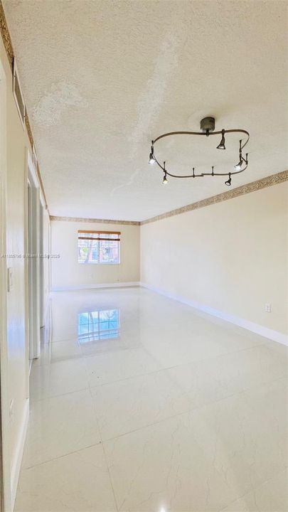 Под контрактом: $215,000 (2 спален, 2 ванн, 822 Квадратных фут)