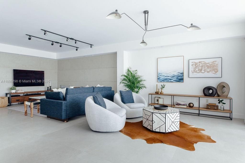 合同活跃: $10,000 (3 贝兹, 3 浴室, 3069 平方英尺)