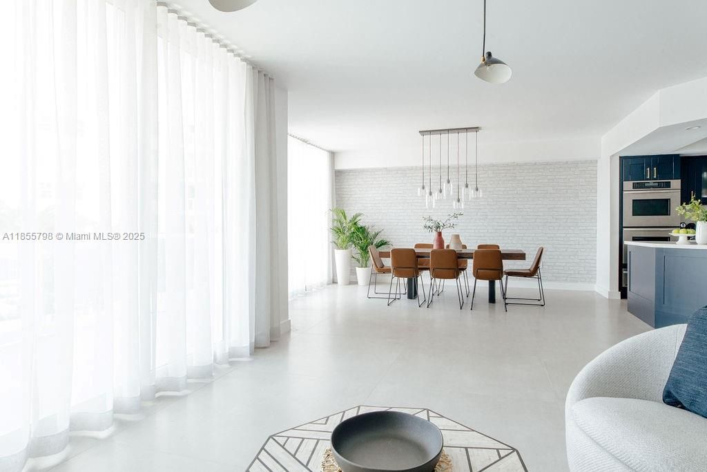 合同活跃: $10,000 (3 贝兹, 3 浴室, 3069 平方英尺)