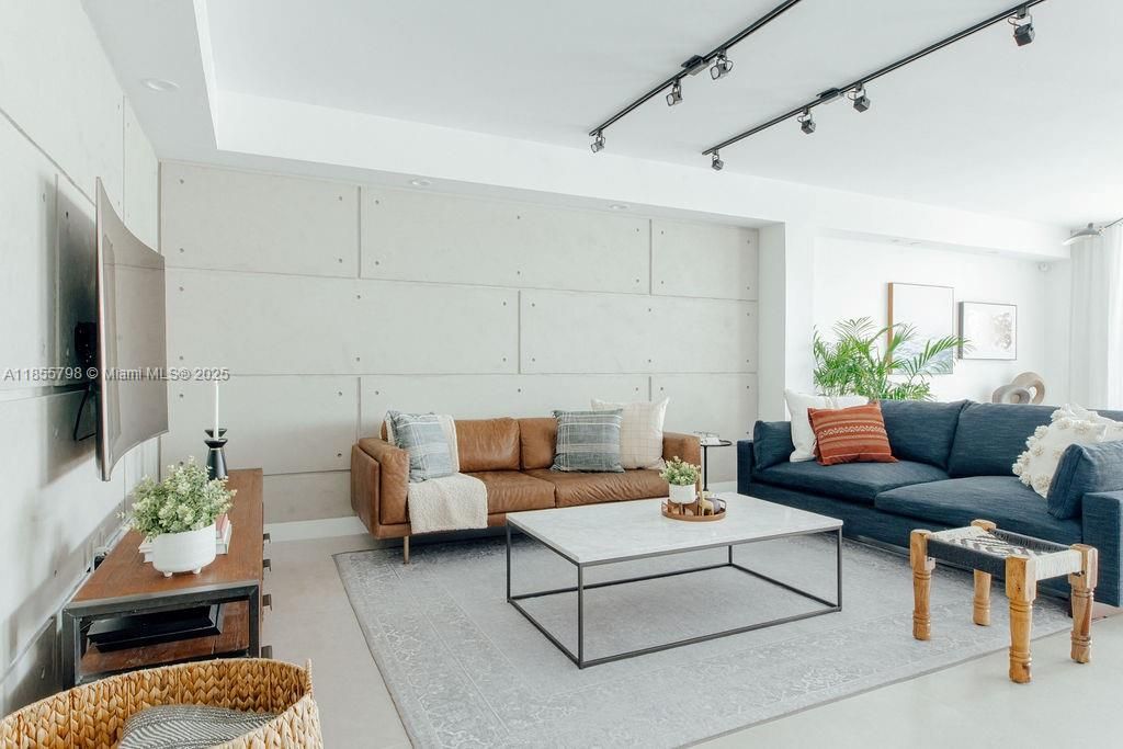 合同活跃: $10,000 (3 贝兹, 3 浴室, 3069 平方英尺)