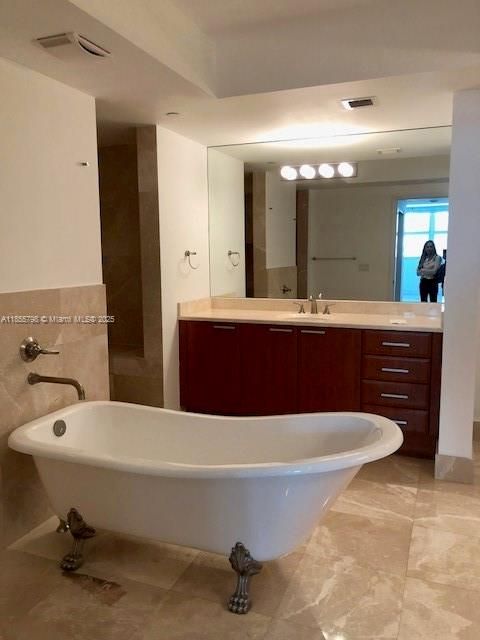 合同活跃: $10,000 (3 贝兹, 3 浴室, 3069 平方英尺)