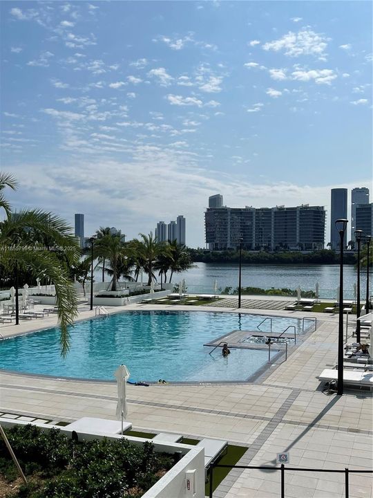 合同活跃: $10,000 (3 贝兹, 3 浴室, 3069 平方英尺)