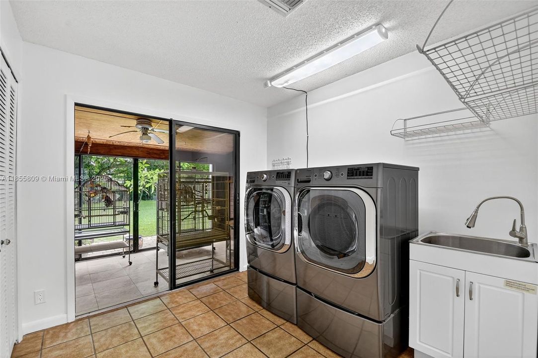 Vendido Recientemente: $750,000 (4 camas, 3 baños, 2824 Pies cuadrados)