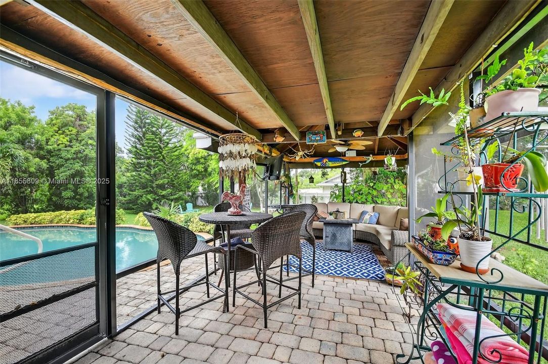 Vendido Recientemente: $750,000 (4 camas, 3 baños, 2824 Pies cuadrados)