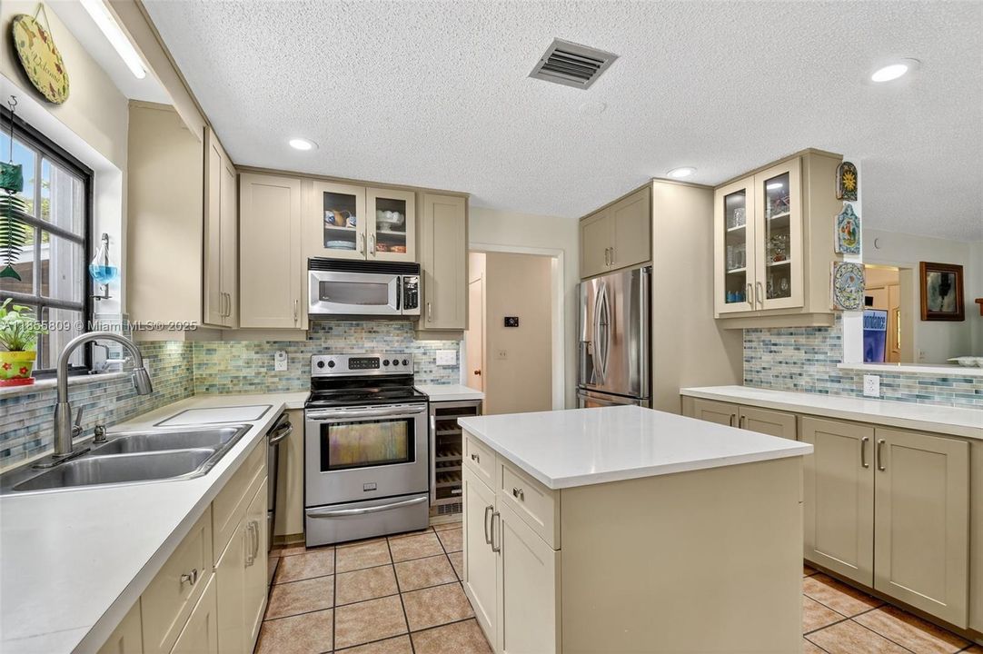 Vendido Recientemente: $750,000 (4 camas, 3 baños, 2824 Pies cuadrados)