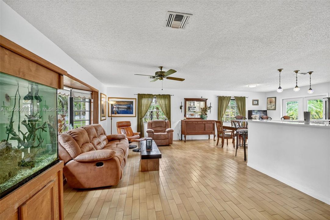 Vendido Recientemente: $750,000 (4 camas, 3 baños, 2824 Pies cuadrados)