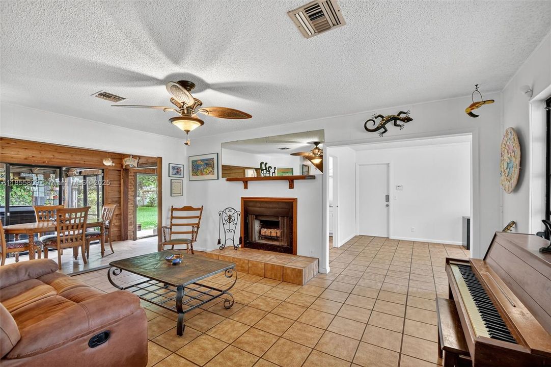 Vendido Recientemente: $750,000 (4 camas, 3 baños, 2824 Pies cuadrados)