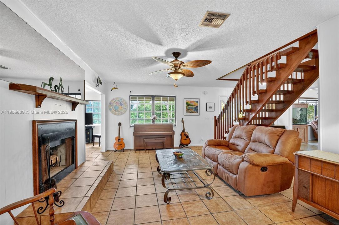 Vendido Recientemente: $750,000 (4 camas, 3 baños, 2824 Pies cuadrados)