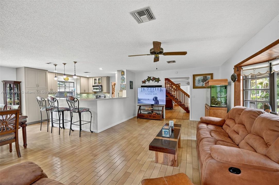 Vendido Recientemente: $750,000 (4 camas, 3 baños, 2824 Pies cuadrados)