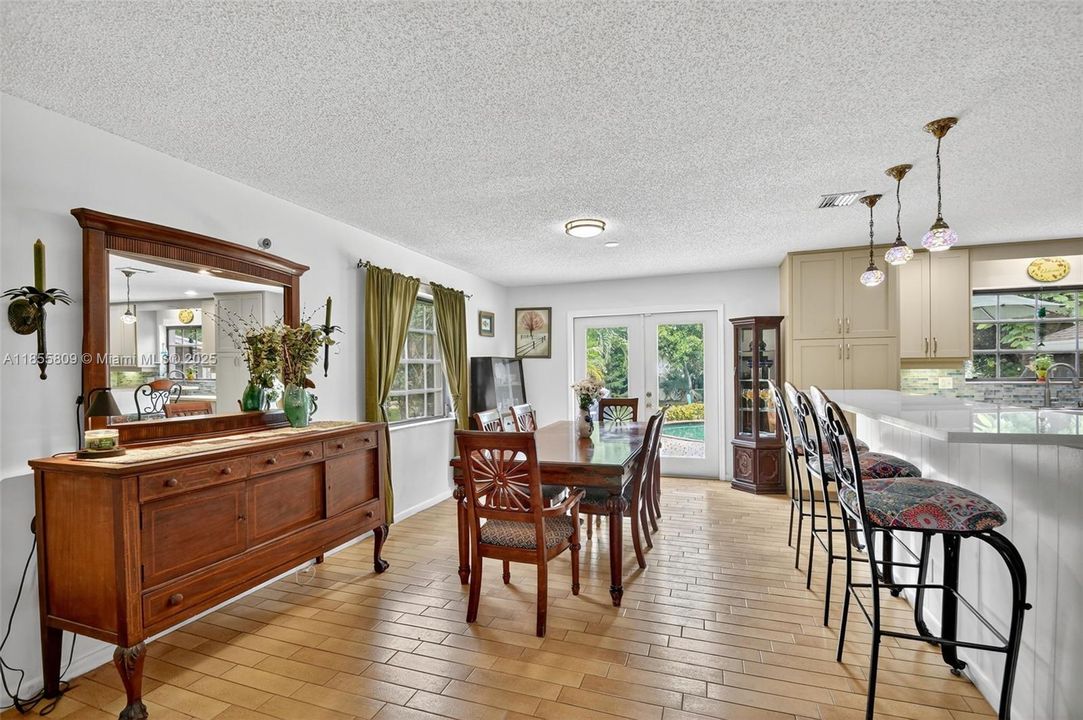 Vendido Recientemente: $750,000 (4 camas, 3 baños, 2824 Pies cuadrados)