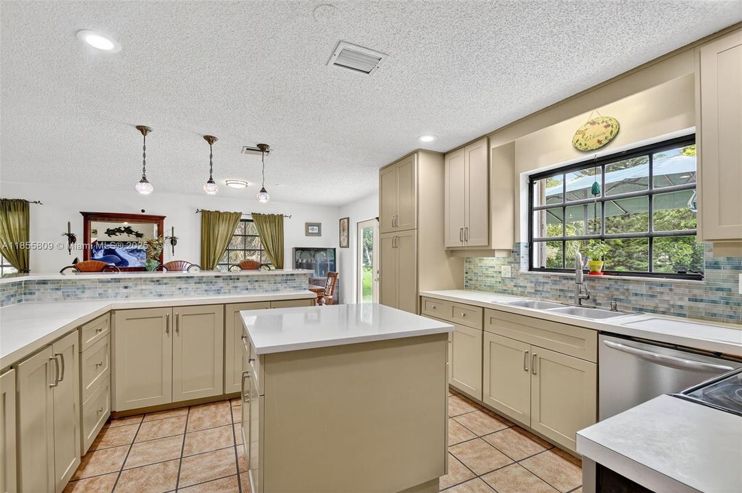 Vendido Recientemente: $750,000 (4 camas, 3 baños, 2824 Pies cuadrados)